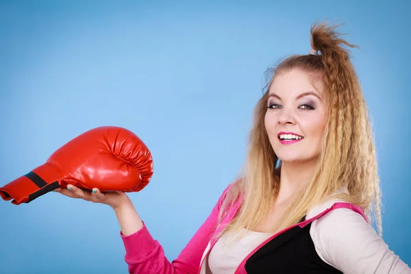 Funny girl v červené rukavice hrát sportovní boxu — Stock fotografie