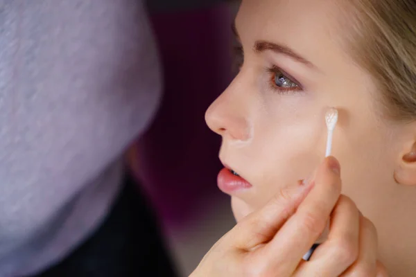 Vrouw krijgt make-up gedaan door kunstenaar — Stockfoto