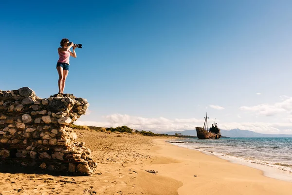 Turista scattare foto sulla spiaggia riva del mare — Foto Stock