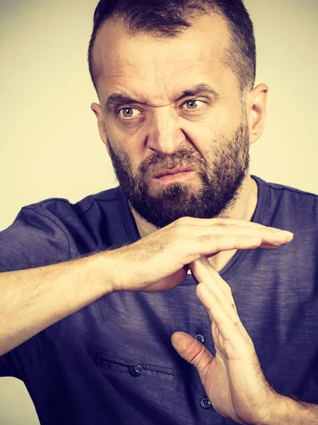 Homem mostrando tempo parar gesto — Fotografia de Stock