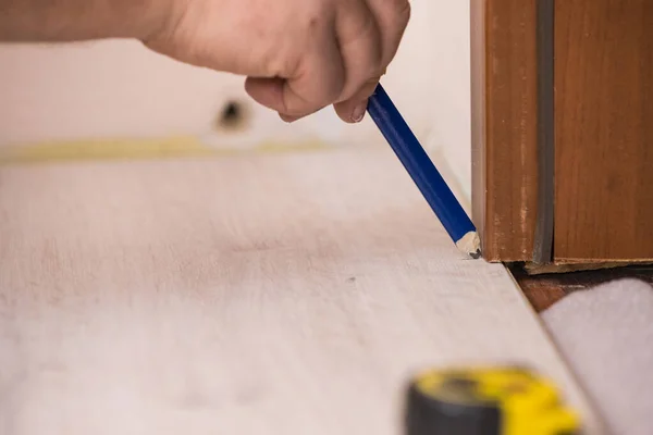 Man measuring floor panels — Stock Photo, Image