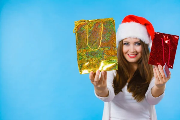 Felice Natale donna tiene sacchetto regali — Foto Stock