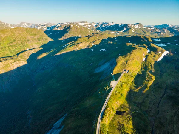 Carretera con túnel en las montañas Noruega. Vista aérea . —  Fotos de Stock