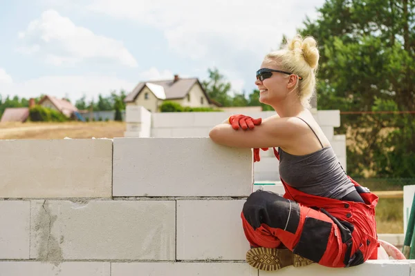Femme prenant une pause sur le chantier de construction — Photo