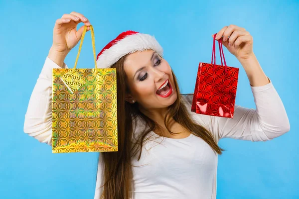 Gelukkige kerstvrouw houdt geschenken tas — Stockfoto