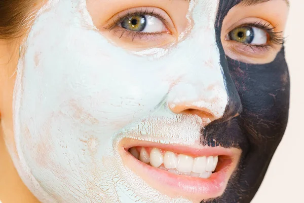 Yüz siyah beyaz çamur maskesi ile kız — Stok fotoğraf