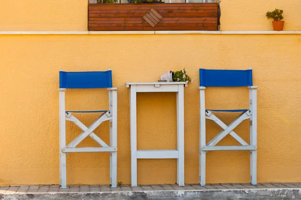 Two simple chairs and coffee table — Stock Photo, Image