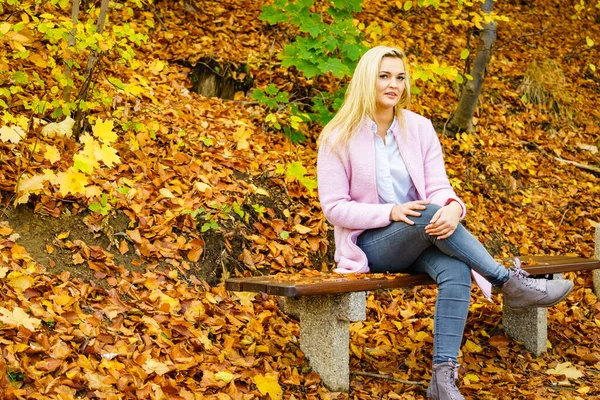 Kadın rahatlatıcı sonbahar Park — Stok fotoğraf