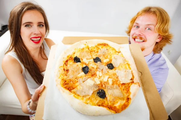 Lustiges Paar isst Pizza — Stockfoto