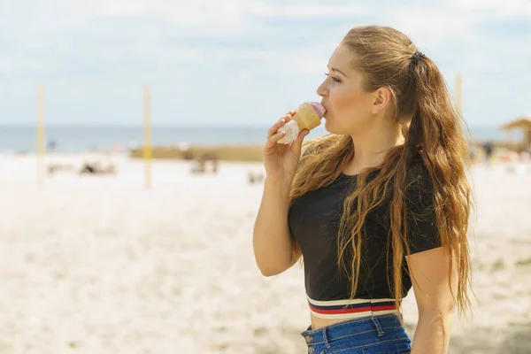 Jovem mulher comer sorvete — Fotografia de Stock