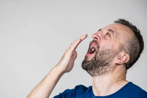 Hombre adulto bostezando —  Fotos de Stock