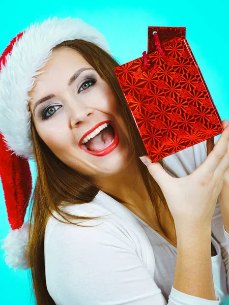 Щаслива Різдвяна жінка отримує подарунки — стокове фото