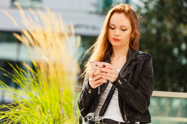 Girl using mobile phone on city street — Stock Photo, Image