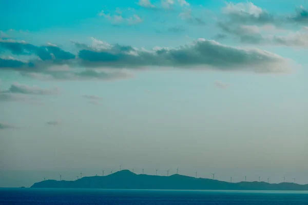 Rüzgar türbinleri çiftliği batımında Deniz Manzaralı — Stok fotoğraf