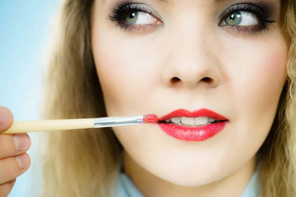 Applying lipstick on fashion model lips — Stock Photo, Image