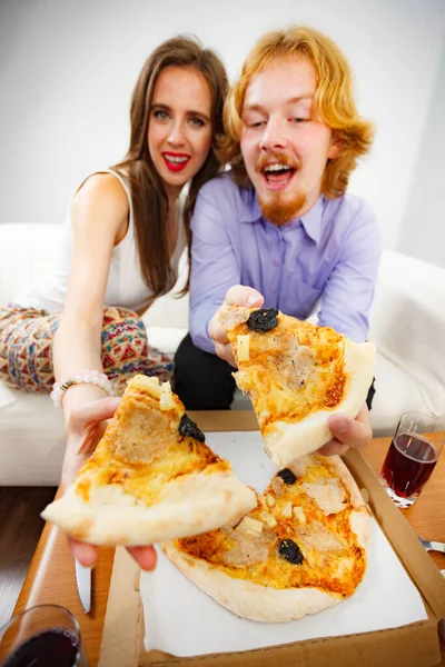 Lustiges Paar isst Pizza — Stockfoto