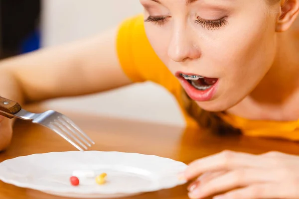Schockierte Frau hatte Pillen auf dem Teller — Stockfoto