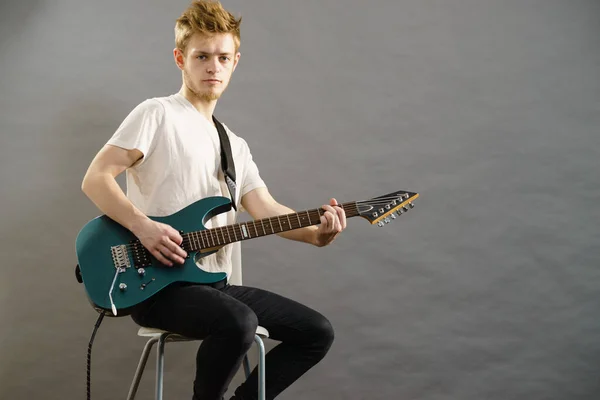 Jeune homme jouant de la guitare électrique — Photo