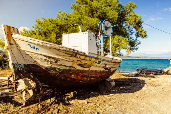 Παλιά βάρκα στην παραλία ακτή θάλασσας — Φωτογραφία Αρχείου