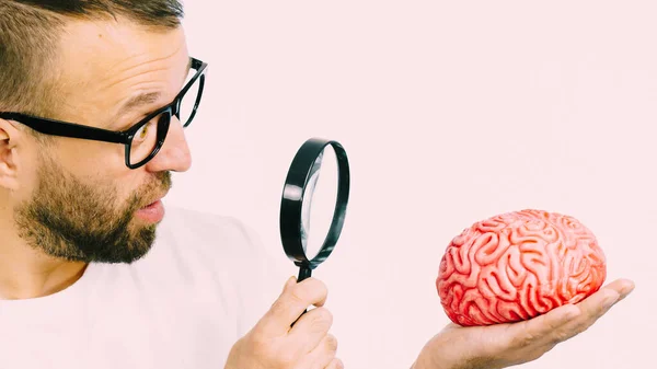 İnsan beyni bakan adam — Stok fotoğraf