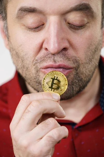Hombre que tiene moneda bitcoin — Foto de Stock