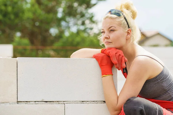 Woman taking break on construction site — Stock Photo, Image