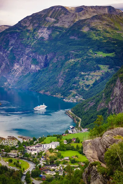 Fjord Geirangerfjord met cruiseschip, Noorwegen. — Stockfoto