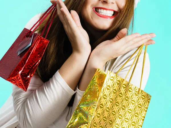 Femme heureuse tient des sacs-cadeaux — Photo