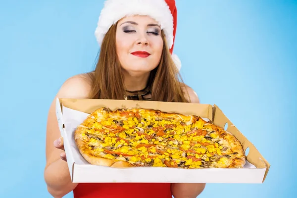 Weihnachtsfrau hält Pizza in Schachtel — Stockfoto