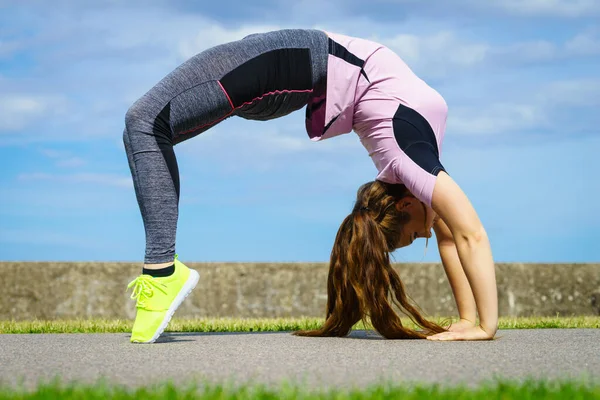 Mujer haciendo yoga al aire libre — Foto de Stock