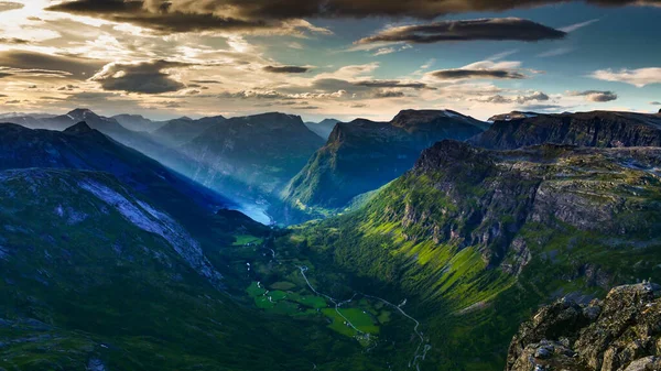 Geirangerfjord vanaf Dalsnibba uitzichtpunt, Noorwegen — Stockfoto