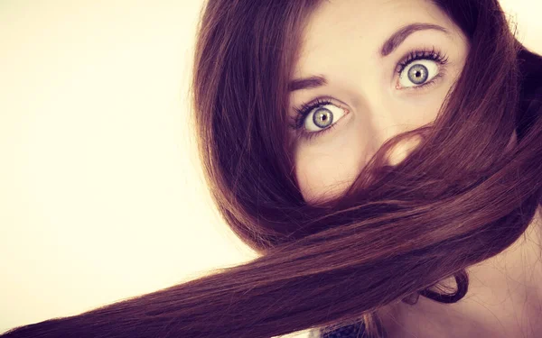 Kvinna med ansikte täckt med hennes brunt hår — Stockfoto