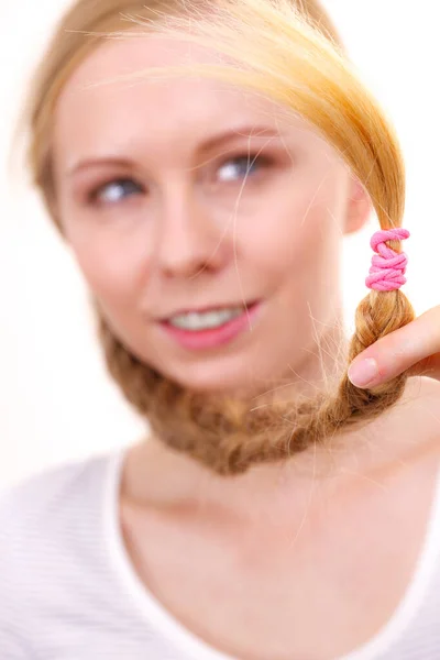 Menina loira com cabelo trançado — Fotografia de Stock