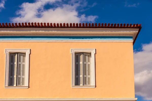 Persianas de ventana antiguas en casa naranja —  Fotos de Stock