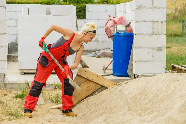 Женщина использует лопату на месте сужения — стоковое фото