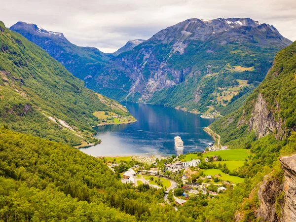 Fjord Geirangerfjord mit Fähre, Norwegen. — Stockfoto