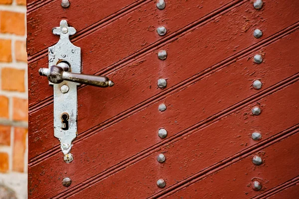 Antigas portas de madeira vintage com rebites de metal — Fotografia de Stock