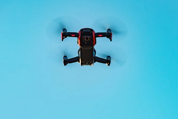 Drone flyger över himlen bakgrund — Stockfoto
