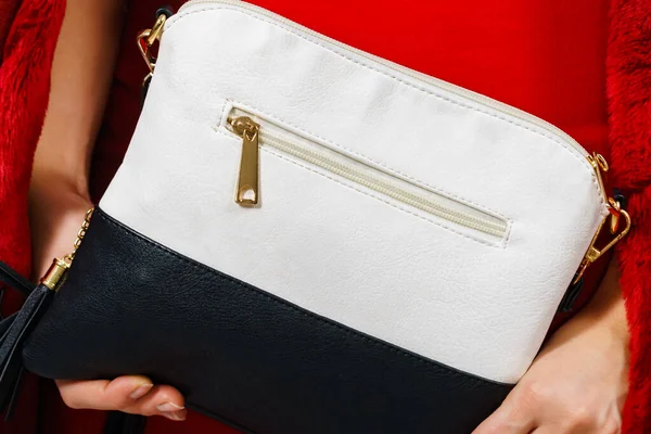 Mädchen mit Handtasche. — Stockfoto