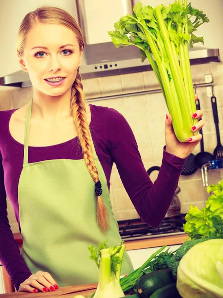 Donna in cucina con verdure verdi — Foto Stock