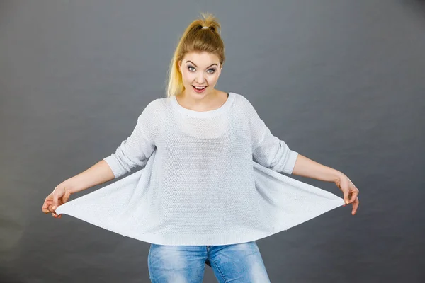 Donna che indossa un maglione troppo grande — Foto Stock