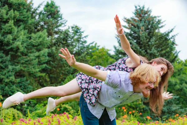 Pareja divirtiéndose juntos al aire libre . —  Fotos de Stock