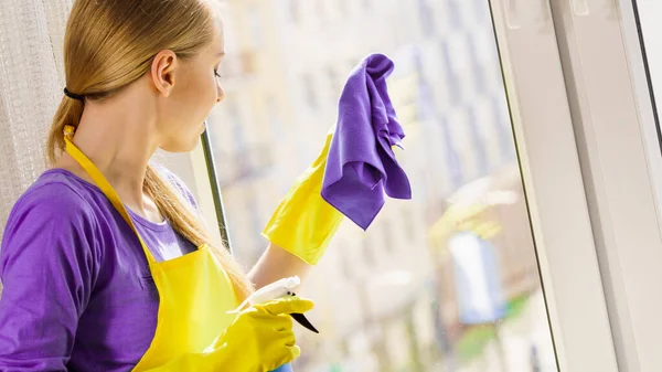 Kız temizlik pencere evde — Stok fotoğraf