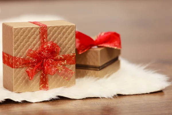 İki altın hediye kutu kırmızı şerit yay ile — Stok fotoğraf