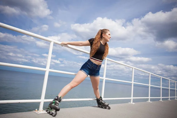 Mujer loca feliz usando patines —  Fotos de Stock