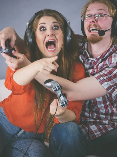 Gamer pareja jugando juegos —  Fotos de Stock