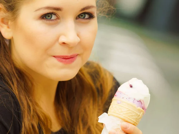 Young woman eating ice cream — Stock Photo, Image