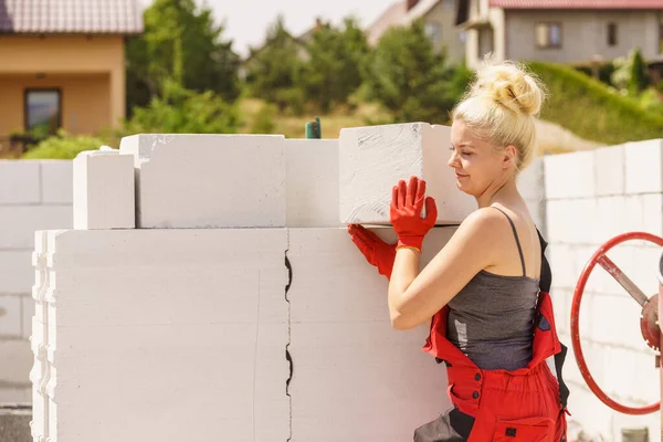 Femme travaillant avec des briques d'air — Photo