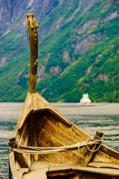 Gammel vikingbåt og ferge på fjord – stockfoto
