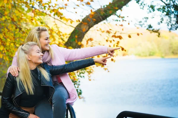 Két nő sétál az őszi parkban. — Stock Fotó